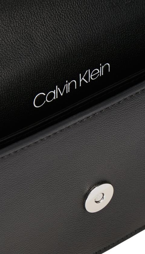  Calvin Klein Kadın Clutch