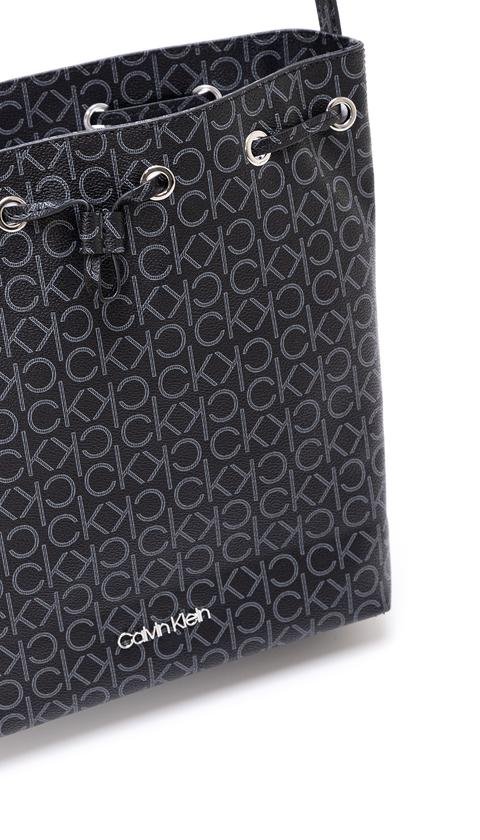  Calvin Klein Drawstring Bucket Bag Monogram Kadın Omuz Çantası