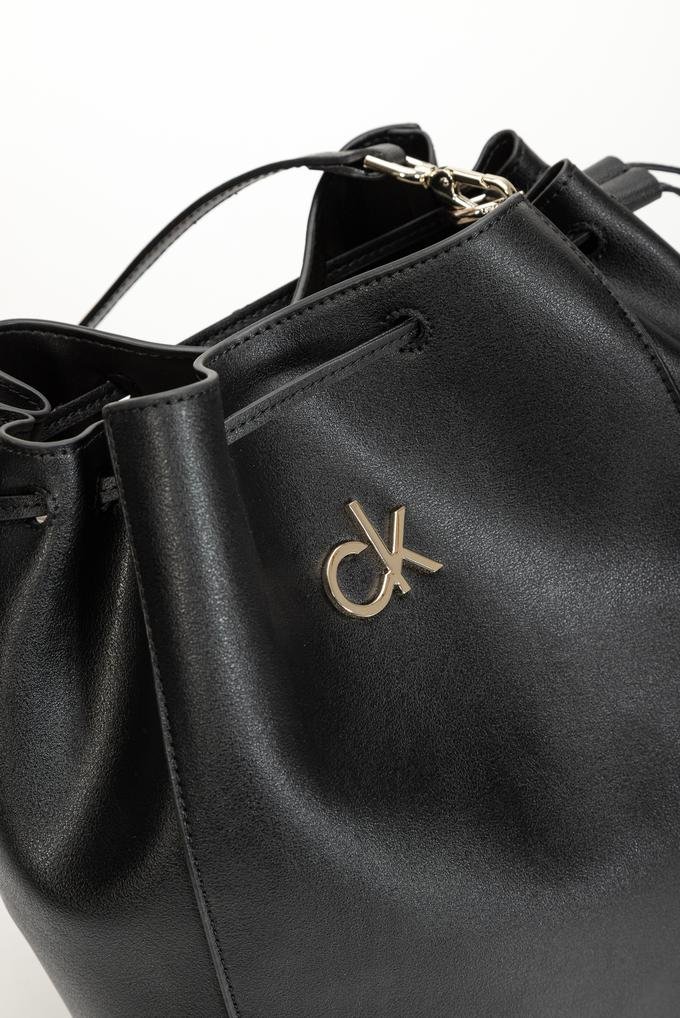  Calvin Klein Drawstring Bucket Bag Kadın Omuz Çantası