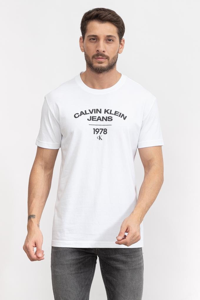  Calvin Klein Varsity Curve Logo Erkek Bisiklet Yaka T-Shirt