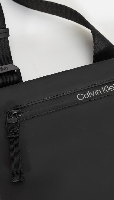  Calvin Klein Rubberized Conv Flatpack Erkek Reporter Çanta